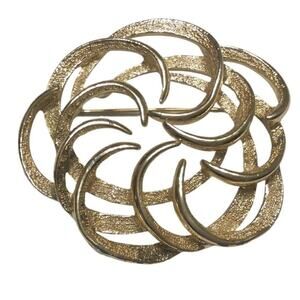 Vintage Sarah Coventry tailored swirl brooch gold tone pin signed MCM retro 2"